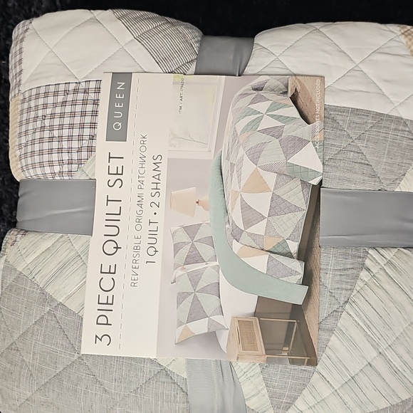 Queen 3-Piece Quilt Set - Reversible Origami Patchwork in Green and Gray